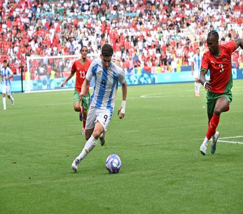 官方：阿根廷vs摩洛哥再踢3分钟，球员有20分钟时间热身
